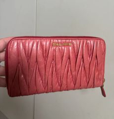 miu miu マテラッセ ポーチ レッド - メルカリ