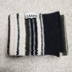 正規品 GANNI ストライプ ニットマフラーのサムネイル
