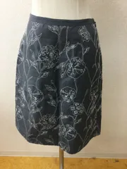 ローラアシュレイ タグ付き未使用 定価14040円 グレーに白ボタニカル刺繍スカート サイズ9号のサムネイル