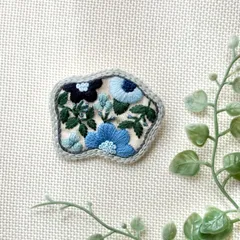 お花をギュッと詰め込んだ、ぷっくり刺繍ブローチ