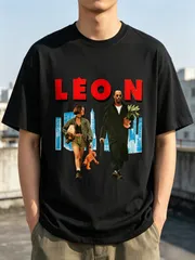 「LÉON」レオン映画キャラクターと都市ビルプリント T シャツ - 100%コットン ラウンドネック半袖、日常カジュアルや街巡り、90年代ヴィンテージ映画プリントデザイン、ストリートカジュアルコーデ、新品送料込 メンズ レディース、男女兼用のサムネイル