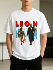 「LÉON」レオン映画キャラクターと都市ビルプリント T シャツ - 100%コットン ラウンドネック半袖、日常カジュアルや街巡り、90年代ヴィンテージ映画プリントデザイン、ストリートカジュアルコーデ、新品送料込 メンズ レディース、男女兼用