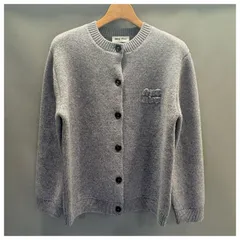 【極美品】Miu Miu ミュウミュウ 23AW ウールカーディガン ロゴ グレー 38のサムネイル