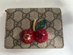 Gucci チェリー装飾 二つ折り財布 即購入⭕️ - メルカリ
