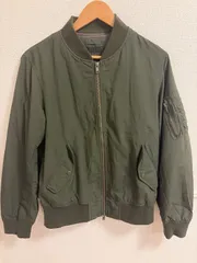 (^w^)b ユニクロ MA-1 ブルゾン フライトジャケット オリーブ カーキ 緑 Mサイズ 軽量 ライトアウター メンズ 美品 UNIQLO 品番 189563 ミリタリー ジャケット 定番 上着 カジュアル 春秋 OM12828MRのサムネイル
