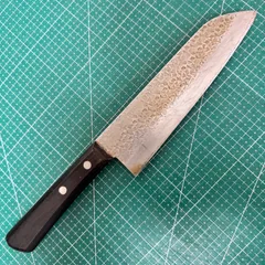 鍛錬★三徳包丁★170mm★割込み★両刃★槌目調加工★木製柄★刻印★万能包丁★文化包丁★家庭用★洋包丁★再生ベース★ハンドルから曲がりあり★要修正★要研ぎ★要清掃★DIY★研ぎ練習★修復★Santoku★Knifeのサムネイル