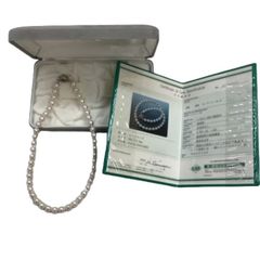 Pearl necklace, Akoya pearls, with gemological certificate.