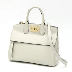 フェラガモ / FERRAGAMO　スタジオバッグ スモール　21 H159　カタオシ レザー　ライトグレー 【中古】のサムネイル