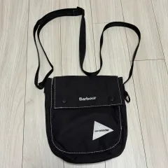 バブアー × アンドワンダー ショルダーバッグのサムネイル