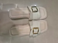 白バックルサンダルのサムネイル