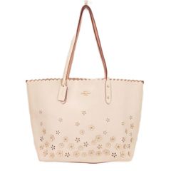 美品】COACH ホワイト フラワーパンチング ハンドバッグ - メルカリ