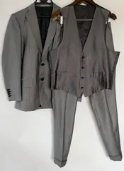 【即購入の場合はお値段交渉OK】Ermenegildo Zegna  エルメネジルドゼニア　高級生地　ゼニア トラベラー スリーピース スーツ セットアップ  Mサイズ相当　グレー ウール シルク 美品　TRAVELLERのサムネイル