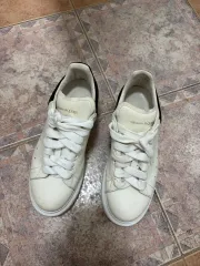 Alexander McQueen スニーカー 白のサムネイル