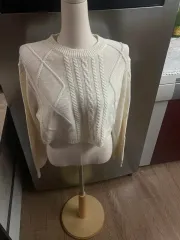 ケーブル編み アイボリーニット