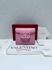 (ほぼ新品) Valentino Vロゴ 二つ折り財布のサムネイル