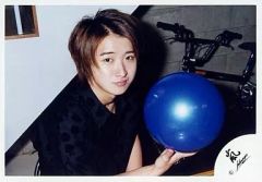 [Used] Official Photo (Johnny's) Arashi/Satoshi Ohno / Horizontal format, black shirt, blue ball in right hand, bicycle / Official photo
