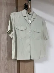 (新品)カーキ ベージュ色 クロップド シャツのサムネイル