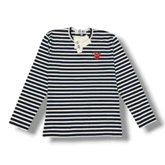 参考上代16170円 未使用 PLAY COMME des GARCONS Border L/S Tee Rhinestone Red Emblem ボーダーラインストーンエンブレムTシャツ カットソー プレイコムデギャルソン AX-T806 ネイビー Mのサムネイル