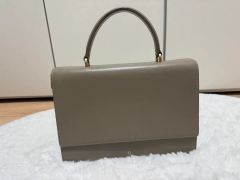 Her lip to Lip-Shaped PC Bag beige - メルカリ