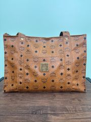 □MCM□大容量トートバッグ□本革□モノグラムのブランド名ロゴが一面