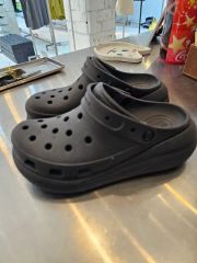 極美品 crocs 厚底 メガクラッシュ 黒 27cm M9W11 - メルカリ