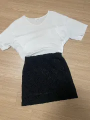 白Tシャツとスカートのセットのサムネイル