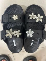 新品crocs 別注プラットフォーム グリッター サンダル 黒 金子彩着用