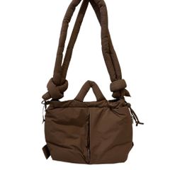 BTS V 新品未使用】OLEND Ona Soft Bag チョコレート - メルカリ