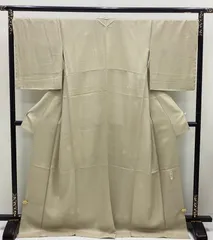中古品　袷着物　色無地　白つるばみ色　縫紋　丸に蔦　落款　正絹　裄69　TL寸 R914のサムネイル