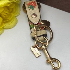 週末SALE】COACH トリガースナップバッグチャーム ストロベリー | Mercari