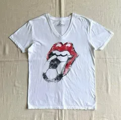 00s　archive　アーカイブ古着　ROLLING STONES　ローリングストーンズ　サッカーベロマーク　バンドロゴグラフィック　プリント　ピチT　Vネック白Tシャツ　ホワイト　コンパクト　短丈　M　Y2K　平成ギャル男　パンキッシュ　ミュージックT