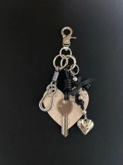 OSOI チャーム付き 編み込みレザー キーホルダー ブラック - メルカリ