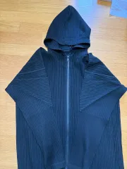 4 ISSEY MIYAKE HOMME PLISSÉ フーデッドジップアップ ブラックのサムネイル