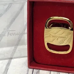 m001 B フェラガモ スカーフリング ゴールドカラー 箱付き Salvatore Ferragamoのサムネイル