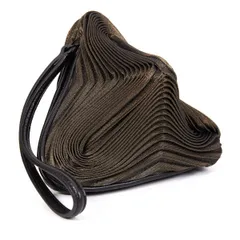イッセイミヤケISSEY MIYAKE 3Dスチームストレッチプリーツトライアングルポーチ ブロンズのサムネイル