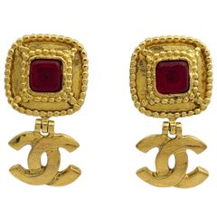 CHANEL 赤 グリポアロゴ入り フック式ピアス - メルカリ