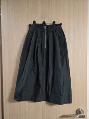 COS ブラック フレア シャカシャカ素材 スカートのサムネイル