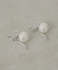 新品未使用 Chico チコ ニュアンスリボンパールピアス シルバー レディース アクセサリー 小物 CHZ1052211A0003 管理番号：1094A-688のサムネイル