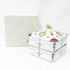 美品 有田焼 其泉窯 角二段重 錦日輪赤玉瓔珞文 白磁 紙箱付き Z001-08