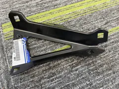 JEEP RENEGADE ジープ レネゲード フェンダーマッドフラップ取付ブラケット 左 51948107/0051948107-001のサムネイル