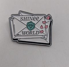 SHINee WORLD VIII ランダムピンバッジ ② - メルカリ