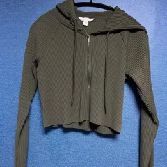 H&M カーキ クロップド フードTシャツ