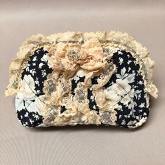 アキアカネ 花柄 フリル ポーチ レッド系 - メルカリ