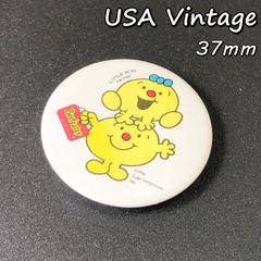 缶　37mm　バッジ　輸入雑貨　アメリカ　ビンテージ　『 リトルミス　ツインズ　バチャラーズ 』　ノベルティー　※　アドバタイジング　レトロ　ヴィンテージ　ピンバッチ　昭和　当時物　バッチ　( BAT1331 )