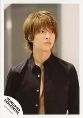 【中古】生写真(ジャニーズ) ジャニーズ/山下智久/バストアップ・衣装黒・肌見せ・目線右/公式生写真のサムネイル