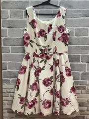 【B2-49】◇ mille fille closet by LODISPOTTO タグ表記サイズM ジャンパースカート　ホワイト　薔薇柄のサムネイル