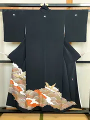 654B【アンティーク着物】黒留袖 鳳凰と波文様 五つ紋 比翼仕立て 落款 袷 着物 正絹?? 礼装のサムネイル