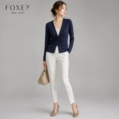 【未使用に近い】【クリーニング済】FOXEY NEWYORK / フォクシーニューヨーク  マットストレッチ  ジャージ  カーディガン 40 ミッドナイトブルー（濃紺） ロゴ入ボタン ホテルランチ  デイリー  コーデ  まで  幅広い年齢層のサムネイル