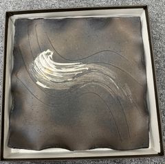 未使用品】有田焼 金善窯 25cm高台正角皿.黒錆絞り雲赤刷毛 角皿