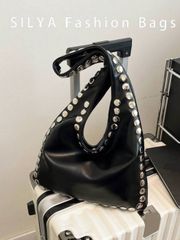 バッグ レディース ショルダーバッグ 冬新作 クラシックジョーカー 無地 ホットガールスタイル PUバッグ、防水素材 大容量ショルダーバッグ、オートバイウィンド リベット インレイデザイン ショルダーバッグ、旅行、